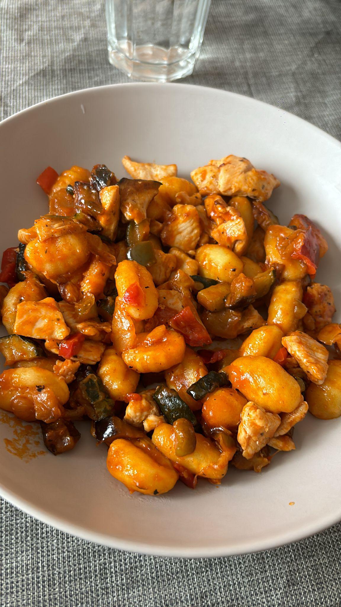 Ñoquis con Pollo y Verduras Salteadas: Receta Saludable y Fácil